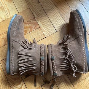 Like New DUSTY BROWN Double Fringe Minnetonka Boots with back zipper